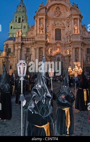 Schwarz gekleidete Figuren am Abend Karfreitag Ostern Prozession durch die Straßen der Stadt Murcia, Süd-Ost-Spanien Stockfoto