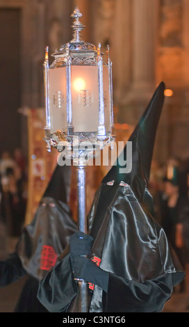 Schwarz gekleidete Figuren am Abend Karfreitag Ostern Prozession durch die Straßen der Stadt Murcia, Süd-Ost-Spanien Stockfoto