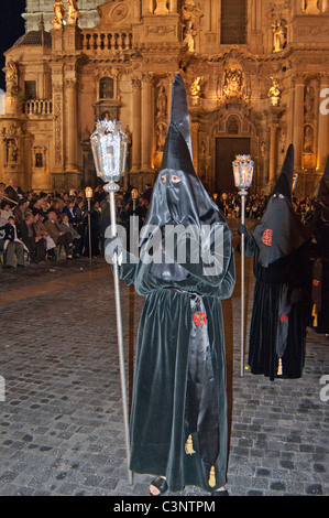 Schwarz gekleidete Figuren am Abend Karfreitag Ostern Prozession durch die Straßen der Stadt Murcia, Süd-Ost-Spanien Stockfoto