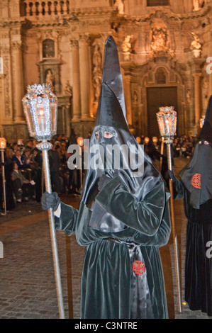 Schwarz gekleidete Figuren am Abend Karfreitag Ostern Prozession durch die Straßen der Stadt Murcia, Süd-Ost-Spanien Stockfoto