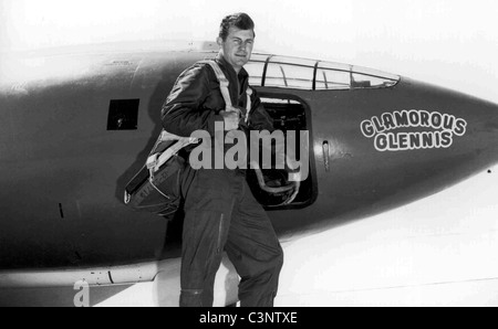 Chuck Yeager, E.: Captain Charles Chuck"" Yeager mit der Bell x-1. Stockfoto