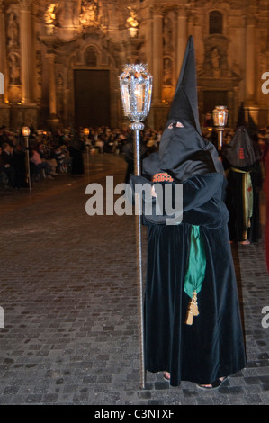 Schwarz gekleidete Figuren am Abend Karfreitag Ostern Prozession durch die Straßen der Stadt Murcia, Süd-Ost-Spanien Stockfoto