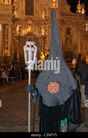 Schwarz gekleidete Figuren am Abend Karfreitag Ostern Prozession durch die Straßen der Stadt Murcia, Süd-Ost-Spanien Stockfoto