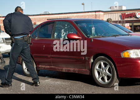 Juarez Polizei schauen Sie in ein Auto wo der Fahrer tot Momente früher in der Droge Kriege Juarez, Mexiko erschossen wurde Stockfoto