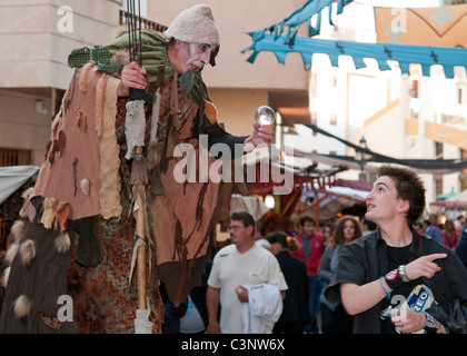 Stelzenläufer Walker unterhält Besucher in einem mittelalterlichen Straßenmarkt in Los Alcazares in Murcia, Süd-Ost-Spanien, Europa Stockfoto