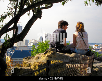 Paris, Frankreich, junge Paar Touristen Teenager Sommer hinten, sitzen in Urban Park, Parc des Buttes Chaumont, zusammen in Landschaft, Teenager-Beziehung Stockfoto