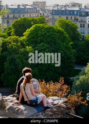 Paris, Frankreich, romantisches junges Paar Touristen Teenager sitzen im Urban Park, Parc des Buttes Chaumont, beobachten Landschaft, Frühling, Teenager Beziehung Stockfoto
