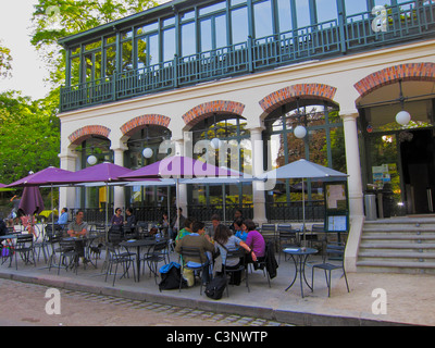 Paris, Frankreich, People Sharing Drinks im Pariser Café im Urban Park, Parc des Buttes Chaumont, Terrasse „Rosa Bonheur“ Stockfoto