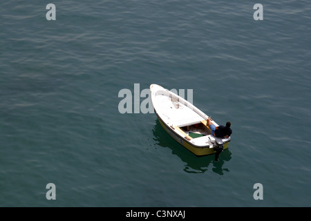 Mann im kleinen Boot, Almalfi Küste, Italien Stockfoto