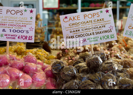 The Ramsbottom Annual Chocolate Cake Festival   Bridge Street Market Stände und Produkte Stockfoto