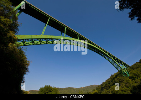 Stahl-Bogenbrücke auf Highway 154, unter Umgehung der alten Postkutschen-Route zwischen Santa Barbara und Santa Ynez, Kalifornien Stockfoto