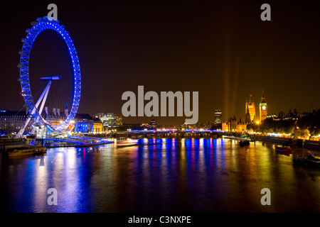 Nacht in London. Lichter aus Westminster und das London Eye reflektieren auf der Themse Stockfoto