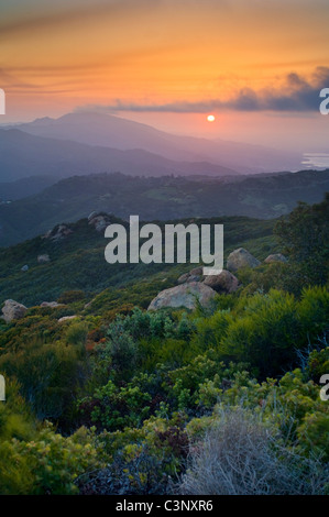 Sonnenuntergang über Santa Ynez Peak und die entfernten Lake Cachuma, von den Santa Ynez Mountains in der Nähe von Santa Barbara, Kalifornien Stockfoto