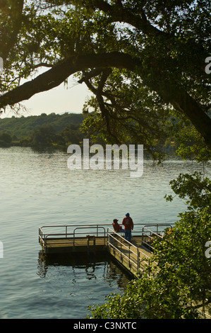 Paar am Angelsteg am Lake Cachuma, in der Nähe von Santa Ynez, Santa Barbara County, Kalifornien Stockfoto