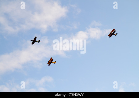 Lakeland Florida, erster Freitag Sun'n Fun Festival, kommerzieller Linienflugzeug Flugzeug Flugzeug Flugzeug Flugzeug, Formation, antik, Himmel, Doppeldecker, Besucher reisen t Stockfoto