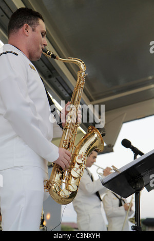 Lakeland Florida, erster Freitag Sun'n Fun Festival, Munn Park, US Navy Jazz Band, Uniform, Saxophonist, Mann Männer männliche Erwachsene Erwachsene, Bühne, performe Stockfoto