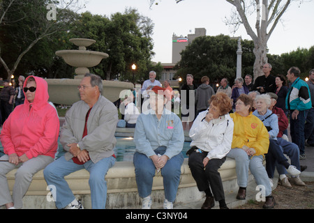 Lakeland Florida, erster Freitag Sun'n Fun Festival, Munn Park, Publikum, Hören, Vorstellung, Besucher reisen Reise touristischer Tourismus Wahrzeichen Land Stockfoto