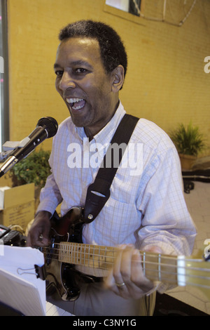 Lakeland Florida, Massachusetts Avenue, First Friday Sun'n Fun Festival, Black Black Black African Africans Ethnic Minority, man men Male adult adults, guitar p Stockfoto