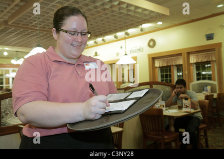 Tampa Florida, Temple Terrace, Bob Evans, Restaurant Restaurants Essen Essen Essen Essen Essen Essen Essen Cafe Cafés Bistro, Kellnerin Server Angestellte Mitarbeiter arbeiten Stockfoto