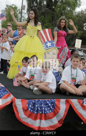 Pflanze Stadt Florida, Florida Erdbeer Festival, Veranstaltung, Parade, Festwagen, junge Jungen Jungen Jungen Jungen männlich Kind Kinder Kinder, Hispanic Latino ethnischen Immigran Stockfoto