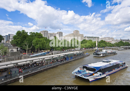 Fähre - Thames Clippers Liegeplatz Embankment Pier an der Themse Stockfoto