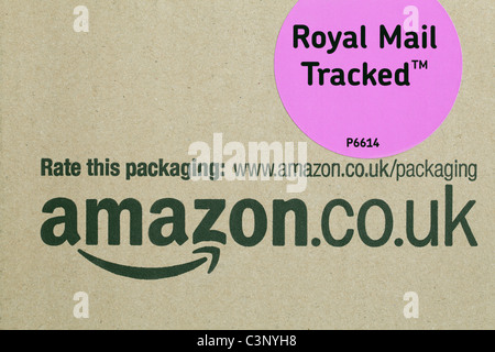 Ein Porto-Box von amazon.co.uk verfolgt von Royal Mail, Großbritannien Stockfoto
