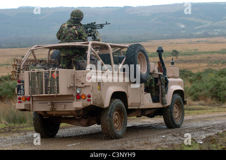 Rosa Landrover etwa hundert Serie IIA 109 wurden durch die SAS für Wüste Gebrauch angepasst. Stockfoto