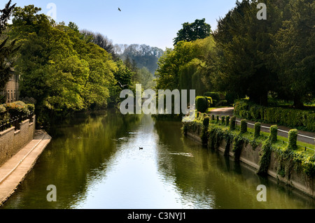 Fluß Avon genommen von der Heiligsten Dreifaltigkeit Kirche in Bradford on Avon, Wiltshire, Großbritannien an schönen sonnigen Tag Stockfoto