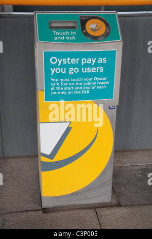 Standard-Eintrag Punkt & Leser Fahrkartenautomat für Oyster Card Passagiere auf die Londoner U-Bahn, London, UK. Stockfoto