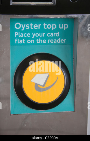 Standard-Eintrag Punkt & Leser Fahrkartenautomat für Oyster Card Passagiere auf die Londoner U-Bahn, London, UK. Stockfoto