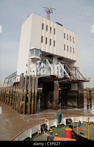 Die Woolwich-Fähre ("James Newman") verlässt die Fähre terminal am Nordufer der Themse, East London, UK. Stockfoto