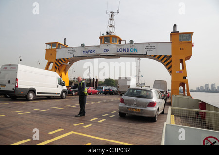 Menschen, Autos und Lieferwagen auf die "James Newman" Woolwich Fähre laden, bevor es die Themse, East London, UK überquert. Stockfoto