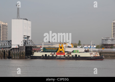 Die Woolwich-Fähre ("James Newman") verlassen den Norden bank Terminalgebäude, überqueren Sie die Themse, London, UK. Stockfoto
