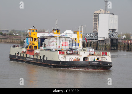 Der Woolwich Fähre ("James Newman") über der Themse, East London, UK (Nordufer Flughafenterminals hinter). Stockfoto