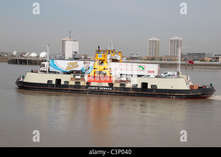 Der Woolwich Fähre ("James Newman") über der Themse, East London, UK. Stockfoto