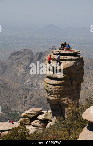 Kletterer an der Hitchcock-Spitze am Windy Point Vista auf Mount Lemmon, Santa Catalina Mountains, Tucson, Arizona, USA. Stockfoto