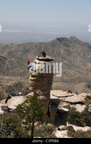 Kletterer an der Hitchcock-Spitze am Windy Point Vista auf Mount Lemmon, Santa Catalina Mountains, Tucson, Arizona, USA. Stockfoto