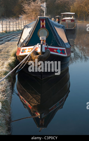 Schmale Boot festgemacht an einem frostigen Morgen, Grand Union Canal, UK Stockfoto