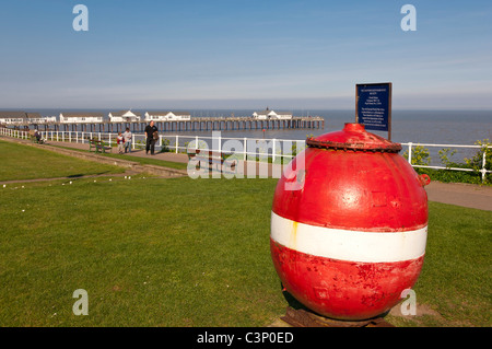 Eine alte zweiten Weltkrieg mine in der Nähe der Pier in Southwold, Suffolk, England, Großbritannien, Uk Stockfoto