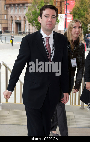 Andy Burnham, Labour Schatten Staatssekretär für Bildung, gibt ein Interview vor Manchester Central bei Labour Party Stockfoto