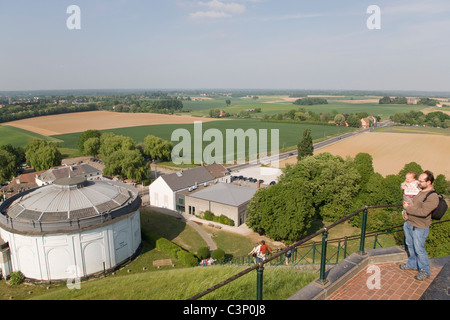 Vater und Tochter entdecken Schlachtfeld von oben auf den Hügel, The Lion Mound. Waterloo. Belgien. Stockfoto