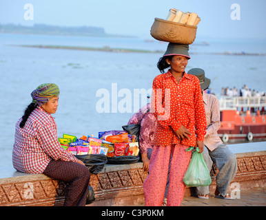 Straße Verkäufer mit Klebreis, Phnom Penh, Kambodscha Stockfoto