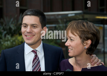 David Miliband und seine Frau sind auf Labour Party-Jahrestagung 2010 in Manchester Central am Sonntag, den 26. September ankommen. Stockfoto