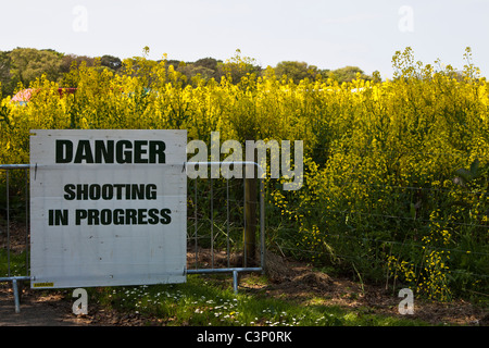 Warnschild. Gefahr, die Dreharbeiten im Gange Stockfoto