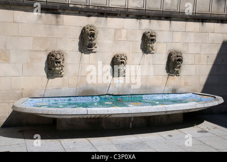 Brunnen von hässlichen Gesichter neben der Kathedrale Notre Dame. Luxemburg. Stockfoto