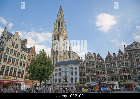 Grote Markt mit Onze-Lieve-Vrouwekathedraal, Kathedrale Notre-Dame im Hintergrund, Antwerpen. Belgien Stockfoto