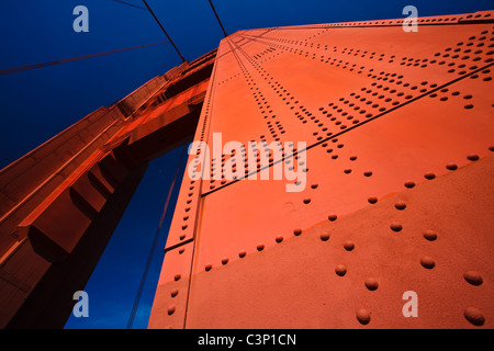 Detaillierter Blick auf den Golden Gate Bridge Tower Stockfoto