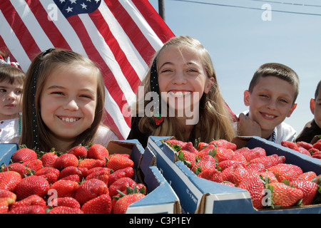 Florida, Hillsborough County, Plant City, South Evers Street, Florida Strawberry Festival, Grand Parade, Erdbeeren, Mädchen, weibliches Kind Kinder Kind Stockfoto