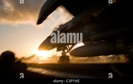 Eine F/A - 18C Hornet Kampfjet startet aus dem Flugzeugträger USS Carl Vinson im arabischen Meer. Stockfoto