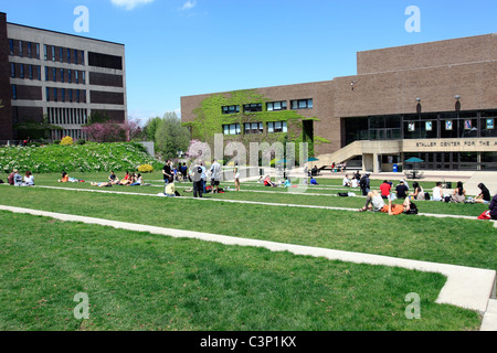 Studenten an sonnigen Frühlingstag auf dem Campus der Stony Brook University, entspannende Long Island NY Stockfoto